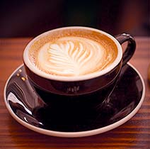 hot-coffee Свеже сваренный горячий кофе